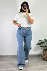 Pantalón jean celeste de tiro alto, corte wide leg y bolsillos delanteros y traseros.