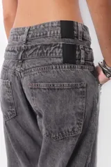 Pantalón denim rígido color gris con lavado degradé, tiro medio con doble cintura, bolsillos delanteros y traseros, cierre metálico y botones personalizados.
