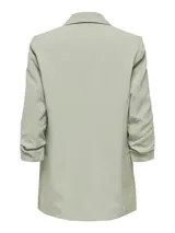 Blazer verde claro con mangas 3/4 y bolsillos frontales.