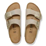 Sandalia Birkenstock modelo Arizona LEVE, color taupe con acabado brillante y efecto holográfico. Cuenta con dos correas ajustables con hebillas doradas y suela de corcho.