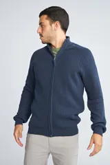 Campera tejida para hombre color bordó, con cierre frontal completo, cuello alto y logo bordado en el pecho. Corte regular.