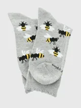 Calcetín largo medio de color gris melange con estampado de abejas negras y amarillas sobre nubes blancas. Presenta un puño suave con borde festoneado.