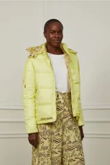 Campera con estampado de animal print en tonos amarillos y rojizos, con capucha y cierre frontal.