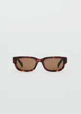Lentes de sol rectangulares color carey con lentes marrones.