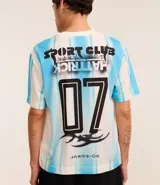 Remera masculina de poliéster con estampa de rayas verticales en celeste y blanco, escudo y lettering "Sport Club Hat Trick".