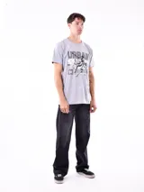 Remera gris con estampado de skater y la palabra 'Urban' en la parte superior.
