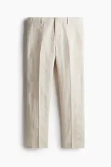 Pantalón de traje de lino color beige, corte slim fit, con cierre y corchete oculto, bolsillos laterales y traseros ribeteados.