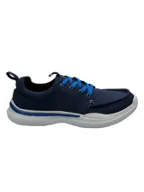Zapatillas urbanas marca Hush Puppies modelo Alfie Lace, color azul marino con cordones celestes y suela blanca. Fabricadas con tela reciclada y tecnología Smart Foam Tech para mayor comodidad.