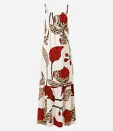 Vestido midi de corte evasé, con escote halter y abertura frontal en el busto, anudado en la parte superior. Presenta un estampado grande de flores y hojas en tonos rojo oscuro, beige y negro sobre fondo crudo. El diseño incluye un volante fruncido en el ruedo inferior.