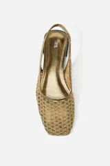 Zapato plano destalonado tipo bailarina color dorado, con capellada de malla trenzada, estilo mule y tira trasera con pieza elástica.