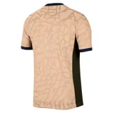 Camiseta de fútbol Nike del Paris Saint-Germain, modelo Stadium Fourth temporada 2023/24, para hombre. Diseño color chocolate con estampado de camuflaje y detalles en azul marino en cuello y mangas. Incluye logo de Nike, escudo del club y sponsor Qatar Airways en el frente.