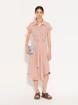 Vestido camisero midi color rosa, de corte recto, con cuello camisero, mangas cortas con puños, cinturón con hebilla forrada, cierre frontal con botones a tono y bolsillos plaqué en el pecho.