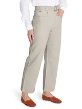 Pantalón de pierna recta y tiro alto color beige, con bolsillos estilo carpintero y cinturón con hebilla metálica.