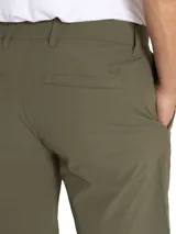 Short de hombre color verde oliva, de corte recto y largo a la rodilla. Confeccionado en tejido liviano de secado rápido con protección UV 50+.