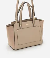 Cartera mediana color beige con paneles laterales de gamuza, doble asa de mano y correa larga desmontable.