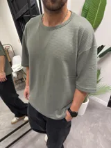 Remera verde safari de algodón con textura y corte oversize.
