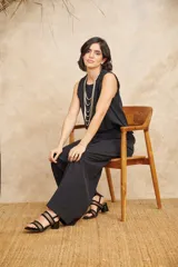 Collar plateado de seis vueltas.