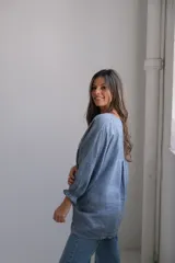 Blusa celeste de lino con mangas largas abullonadas y puños elásticos.