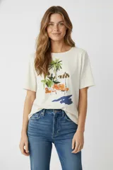 Remera negra de algodón con estampado de un corazón con palmeras, estrellas y flores.