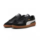 Championes Puma Army Trainer blancos con detalles en negro y gamuza gris. Suela de goma color caramelo.