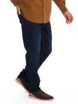 Pantalón de jean azul oscuro, corte recto, tiro medio, con proceso de desgaste ligero.