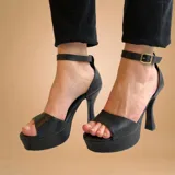 Sandalias negras de cuero sintético, con plataforma y taco alto.