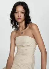 Minivestido strapless color beige con textura de rayas diagonales, diseño drapeado y cierre lateral invisible.