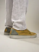 Pantalón jogger color gris claro confeccionado en mezcla de lino y algodón. Diseño liviano, fresco y cómodo, con calce comfort y cintura elástica con cordón ajustable.