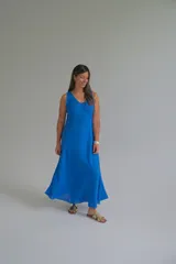 Vestido largo azul Francia de lino, sin mangas y con escote en V.