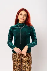 Polera de manga larga color verde petróleo con detalle de drapeado en las mangas. Confeccionada en terciopelo velvet con lurex.