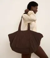 Bolso shopper grande color marrón chocolate, con diseño acolchado y asas de cinta gross.