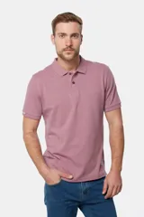 Remera polo piqué lisa color salmón, con cuello en rib y botones personalizados.