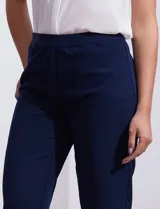 Pantalón negro de gabardina elastizada, corte recto, con bolsillos delanteros y traseros. Marca Zac & Rachel.
