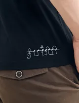 Remera azul marino de algodón con cuello redondo y estampado frontal con la frase "All you need" en color celeste.