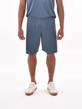 Short deportivo negro con cintura elástica y logo estampado en la pierna.