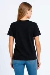 Remera azul marino con estampado de la palabra "Hope" en letras de diferentes colores y una flor amarilla.