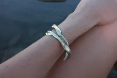 Brazalete rígido de bronce y alpaca maciza, con diseño orgánico irregular.