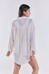 Camisa color crudo con bordados de lentejuelas plateadas en forma de hojas.
