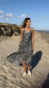 Vestido midi con estampado abstracto en blanco y negro, corte suelto y breteles finos.