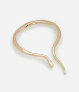 Gargantilla dorada con forma de serpiente, con cabeza y cola detalladas.