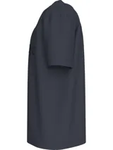 Remera azul marino de corte holgado con cuello redondo y mangas cortas. Presenta un logo de Calvin Klein Jeans en el pecho.