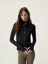 Campera negra con cierre frontal, cuello alto y mangas largas. Confeccionada con tecnología 3D y tejido fit_tech.