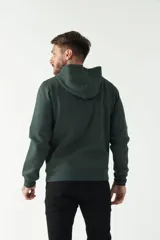 Campera de felpa color gris claro, con capucha ajustable con cordones, cierre frontal y bolsillos tipo canguro.