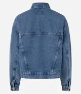 Campera boxy de jeans azul, con cuello clásico, cierre frontal con botones, bolsillos con solapas abotonadas en el pecho y recortes.