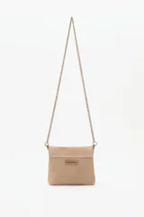 Cartera de mano negra de cuero gamuzado con solapa bordada con diseño de alas en tonos dorados y plateados. Tiene cierre magnético, bolsillos internos y cadena metálica dorada vieja.