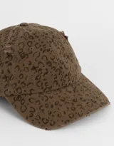 Gorra de denim color marrón con estampado animal print y regulador metálico trasero.