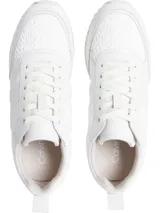 Zapatillas deportivas blancas de cuero con suela de goma y logo grabado en los laterales.