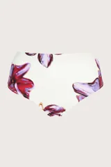 Calzón alto de bikini con estampado de flores rojas y violetas sobre fondo blanco.