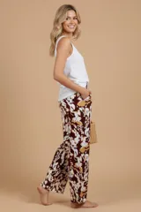 Pantalón de lanilla suavizada con estampado abstracto en tonos blanco, marrón y dorado. Diseño amplio con bolsillos y cintura elastizada.