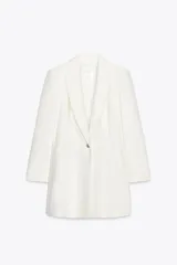 Blazer larga color blanco, de cuello solapa y manga larga con hombreras. Tiene bolsillos delanteros, forro interior y cierre frontal con botón metálico en relieve.